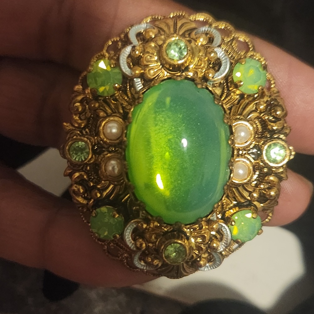 Vintage west Germany Green Cabochon Brooch Gold Tone Filigree Pearl Rhinestone - Picture 9 of 14
